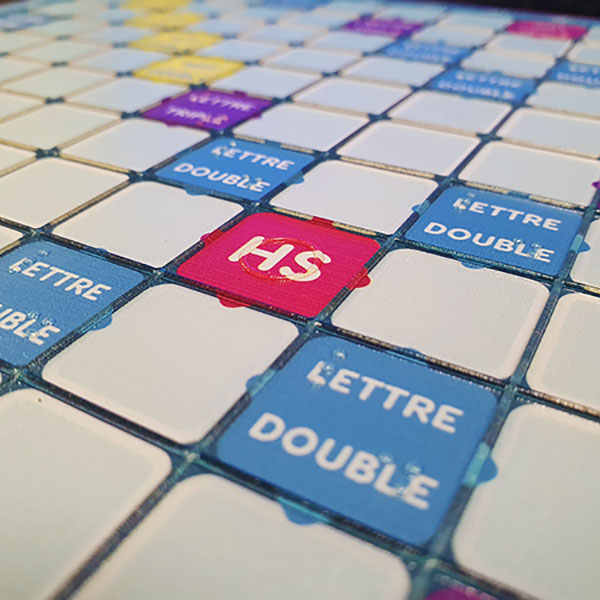 Scrabble en braille avec plateau magnétique accessible
