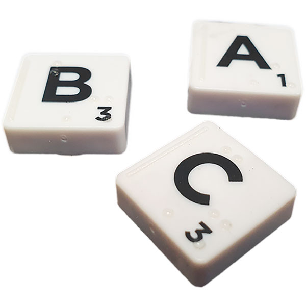 Scrabble en braille avec plateau magnétique accessible